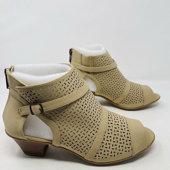 Easy Street Womens Size 10W Wide Peep Toe Faux Leather Carrigan Sandals Sand $65 - Picture 6 of 10